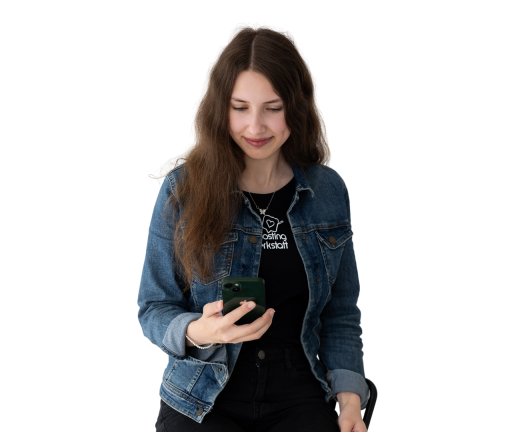 Nina with smartphone postingwerkstatt